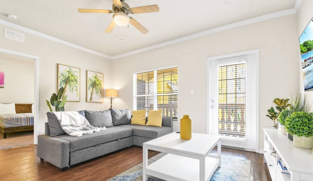 Lovely 2BD-2.5BR/ King Beds/2 desk/Pool/Central