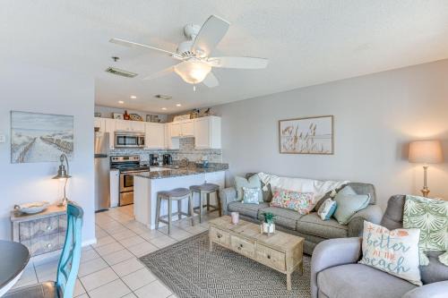 Lovely Destin Condo w/Pool Access: Walk to Beach!