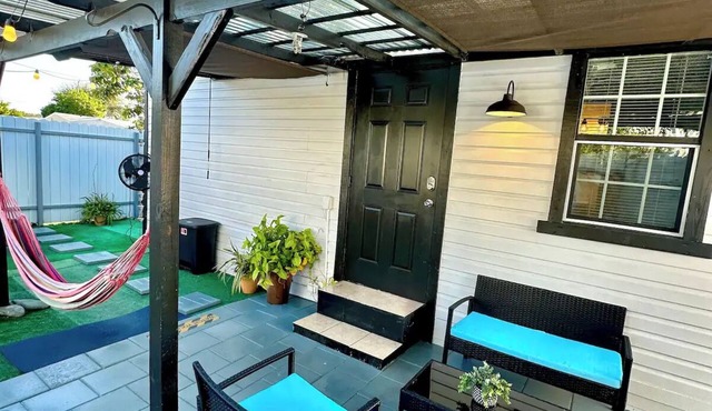Lovely tiny house with AC in West Palm Beach