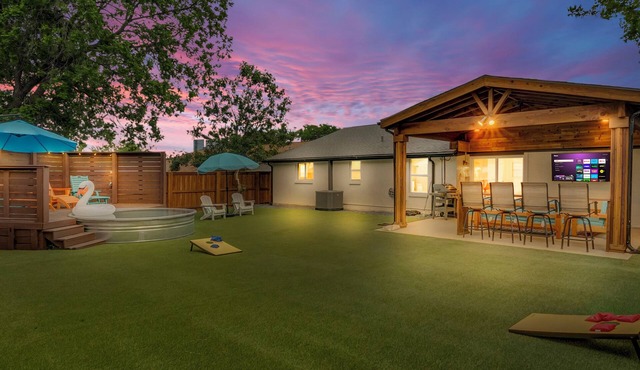 LUX Backyard Oasis, Pool, OutdoorTV, Covered Patio, Loungers, Walk to Stadiums