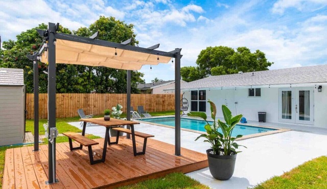 Lux Hollywood Oasis w/Pvt Heated Pool, Patio & BBQ