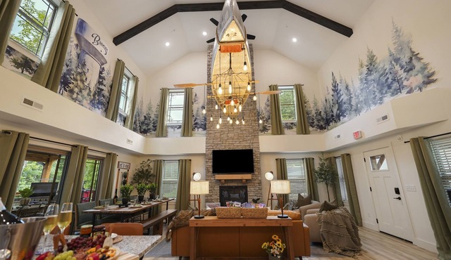 Luxe Cabin>Hot Tub>Game Table>Indoor Pool>Fishing>Pickleball>Hiking>And More!