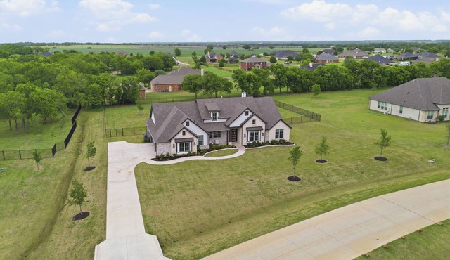 LUXE COUNTRY FARMHOUSE with over 1 acre, dogs OK, 4bd, 3 ba fully furnished!