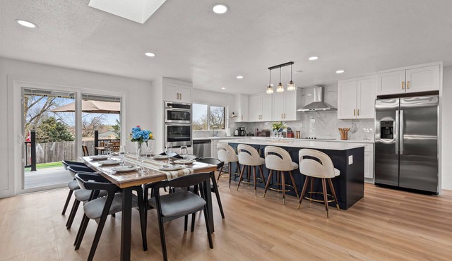 Luxe Escape - Firepit, BBQ & Home Theater in Arvada