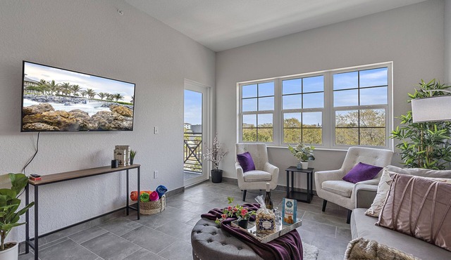 Luxe Getaway! 2 Mins from Downtown Sarasota , 7 Mins from Airport/Lido Beach!