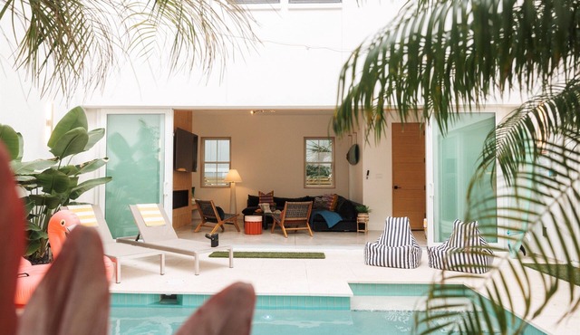 Luxe Living: STEPS to the beach, Pool & Balcony