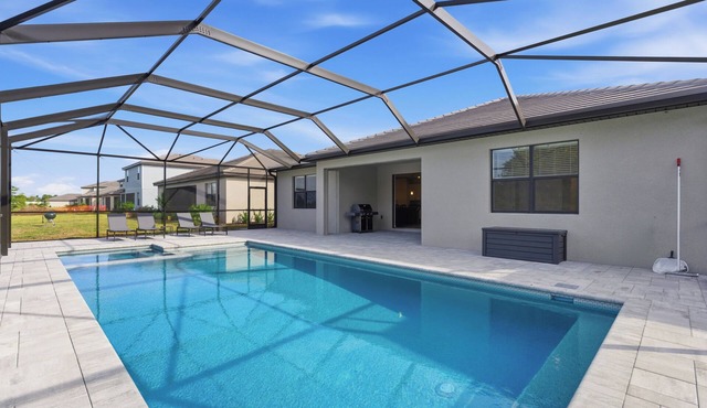 Luxurious 3 Bedroom House in Bradenton: Heated Pool, Hot Tub & Beach Access Near