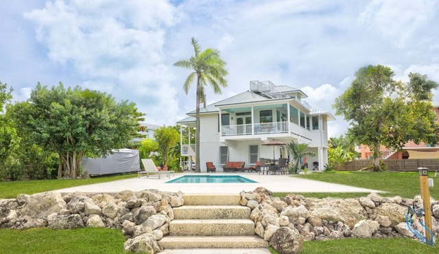Luxurious 4BR home with open water views in Islamorada, perfect for families.