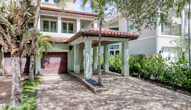 Luxurious Victorian Park gem with two balconies, hot tub, city views & fast WiFi