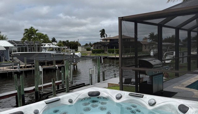 Luxurious waterfront Cape Coral Oasis