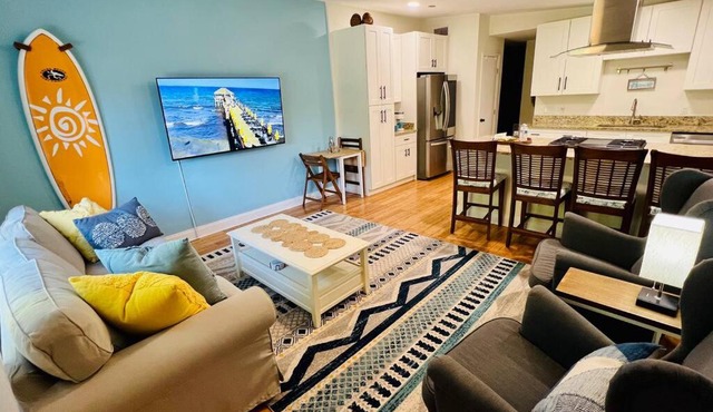 Luxury 2/2 private oasis w/Hot Tub walk to Beach