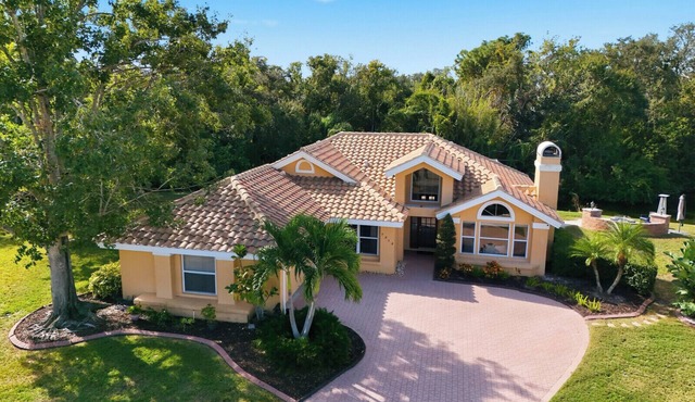 Luxury 3-Bed Poolside Oasis w/Spa & Putting Green
