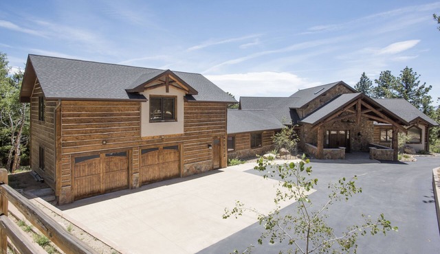 Luxury 6500 sq ft Mountain Lodge w/stunning views, gourmet kitchen and theater