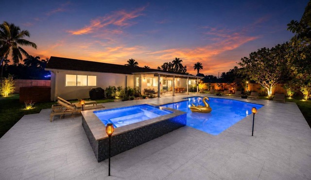 Luxury 7BR Villa Vizcaya Heated Pool Sauna Gym