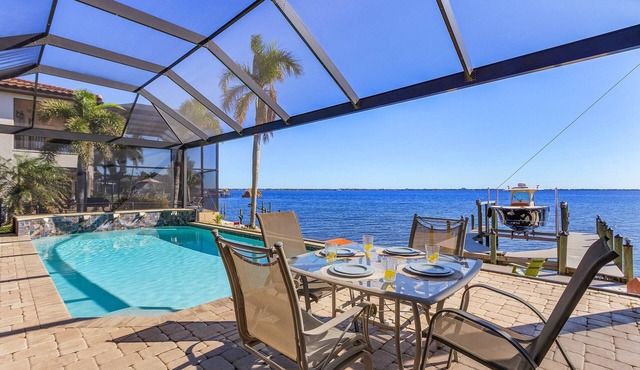 Luxury and Elegance! Stunning Riverfront view, Heated Pool - Bayview - Roelens