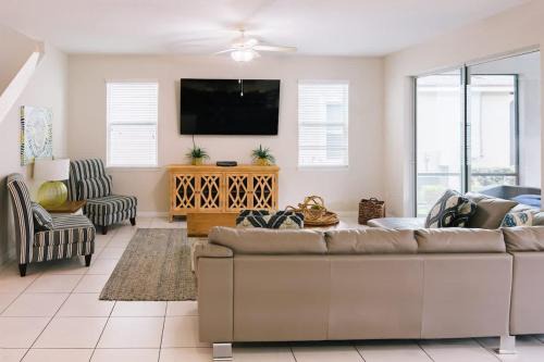 Luxury and Spacious Villa with Pool and Hot Tub just minutes from Disney