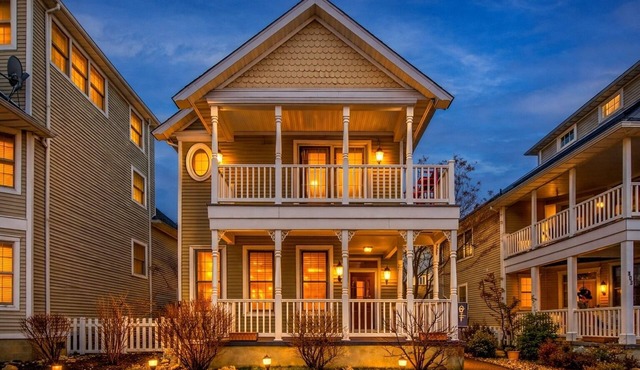 Luxury Beachside Vacation Getaway -OceanView, King beds, Steps to beach, Casino