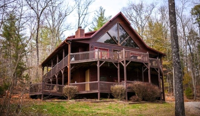 Luxury Chalet w/Views, Wi-fi, Hot Tub & Pool Table