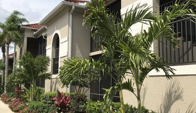 Luxury condo, golf and country club lifestyle - Enjoy the sun and have fun!