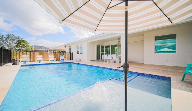 Luxury Living at Cape Coral-Heated Pool 3 Bedroom-3 Bathroom-Fresh Water Canal.