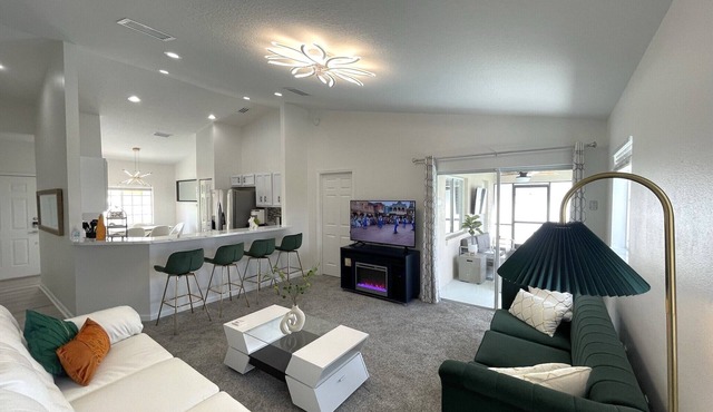 Luxury Modern Pool House close to theme parks, dining and shopping.
