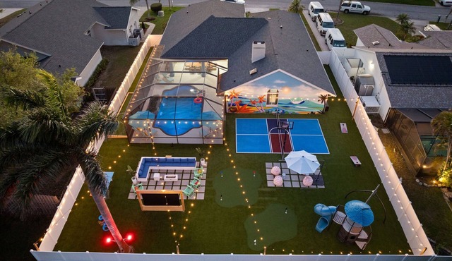 Luxury Oasis! Heated Pool, Pickleball, Mini Golf and Games, Sleeps 16-20!