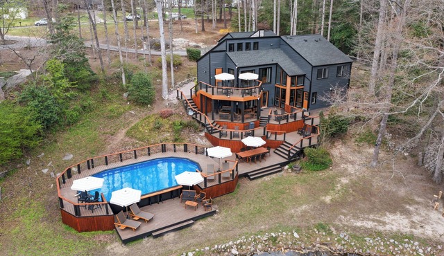 Luxury Oasis/Pool/Boat/Pond/River/Sleeps 16
