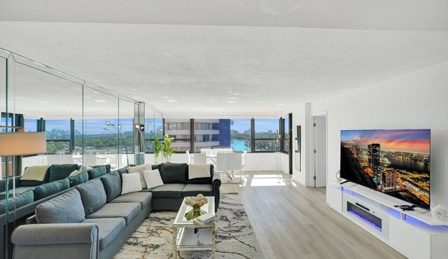 Luxury Ocean View Condo/Beach Service/1521
