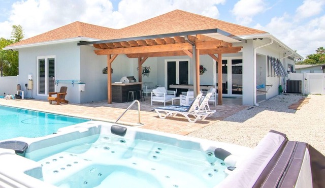 Luxury Spacious Private PoolVilla with Jacuzzi- 5 Min from the beach!