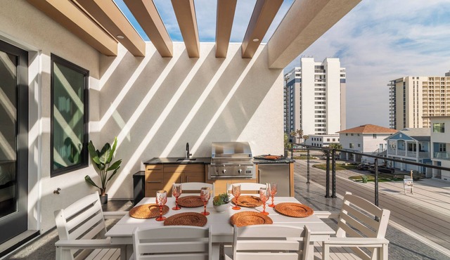 Luxury Townhouse | Steps to Beach + Golf Cart