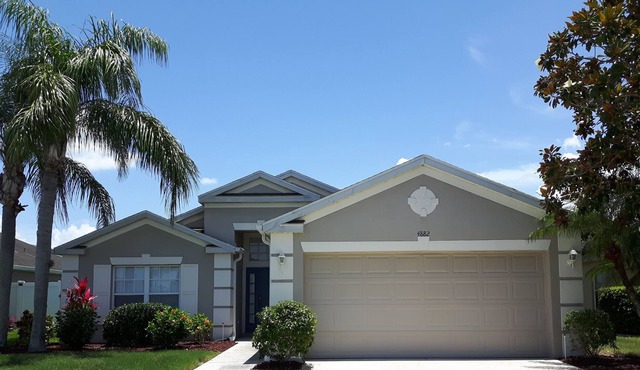 Luxury villa with large pool & lake frontage. Close to Disney Parks and Beaches