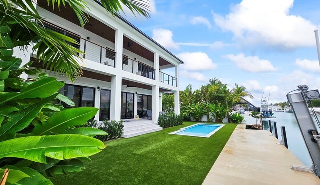 Luxury Waterfront Escape- Brand New Home In Venetian Shores