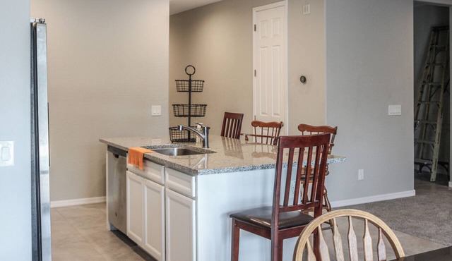 Mackenzie - Private BR w-Shared Bathroom