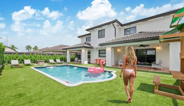 Majestic Mansion w/Games/BBQ/Playground & H. Pool
