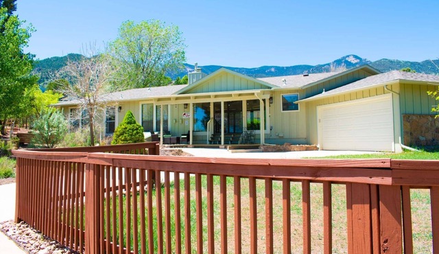 Manitou Springs & Old Colorado City, Spacious, WiFi, Cable, AC, Garage