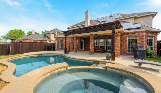 Mansfield Mansion with pool and hottub - newly renovated home away from home