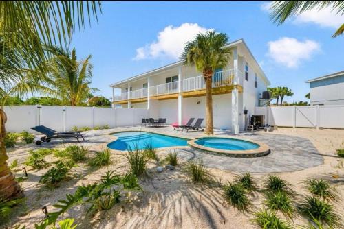 Massive Oasis, 2 Private Pools, Hot Tub Sleep16 in Bradenton