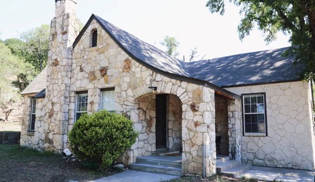 Mid-Century Modern Limestone 2/2 Home