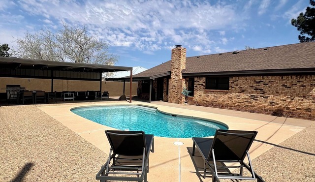 Midland Luxe, Private Pool, Game Room, Grill, Outdoor TV, Peloton, and Workspace