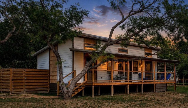 Mimosa Cottage with Hot Tub