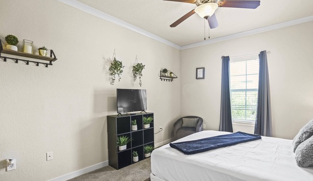 Minutes from Mayo Clinic w/pool, gym and games