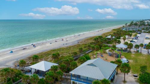 Minutes to Manasota Beach 2 King Beds Fenced yard Pets Welcome