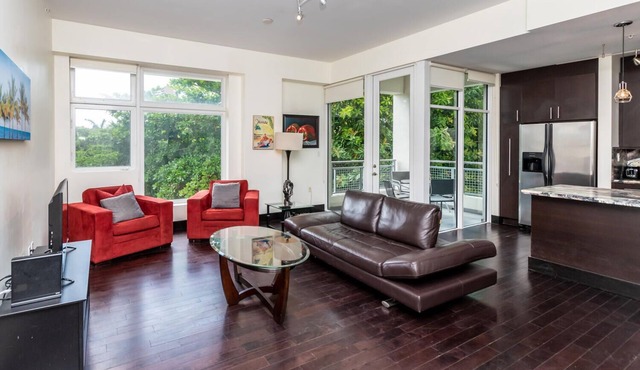 Modern 1 bed . Spacious . Clean . 800sq ft . Sleeps 4 . Secure bdg . Parking