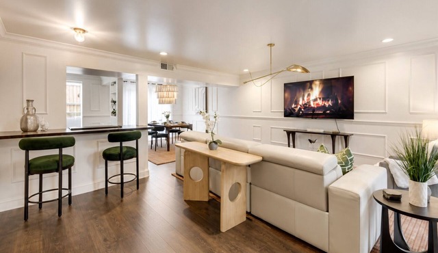 Modern 2BR/2BA luxury condo in central Dallas with a private patio, stylish interiors, and access to an award-winning courtyard featuring a resort-style pool, hot tub, dry sauna, and cold plunge. Perfect for business trips, leisure, or extended stays