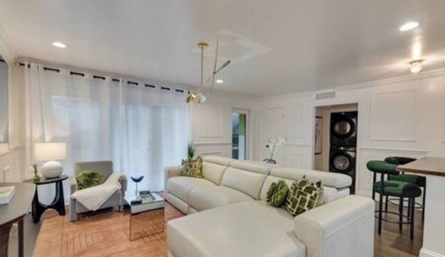 Modern 2BR, 2BA luxury condo in central Dallas with private patio, designer interiors, and access to award-winning courtyard retreat. in Dallas