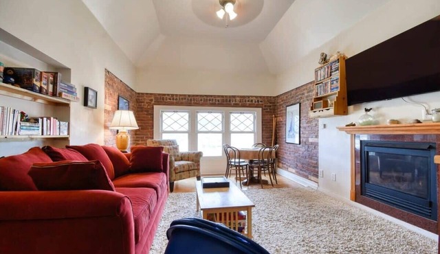 Modern 2BR Loft: Walk to Downtown - 30 plus day