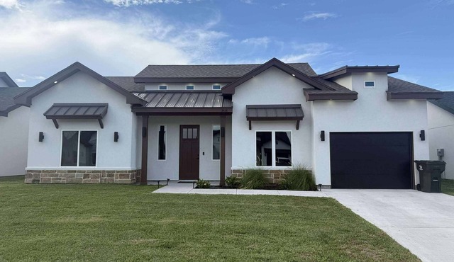 ⭐️Modern 3BR Retreat : Pergola, Waterfall Showers & Backyard Oasis -Pet Friendly