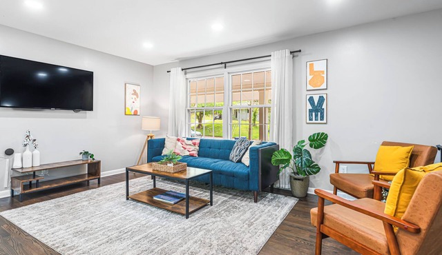 Modern 5BR Oasis, Sleeps 12 & 15 Min to Downtown