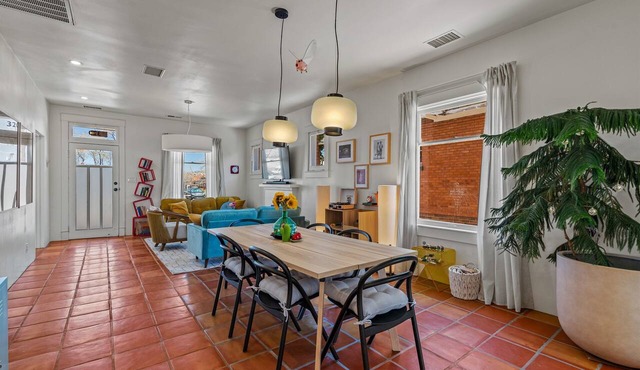 Modern and Bright 3B - Heart of Railyard District