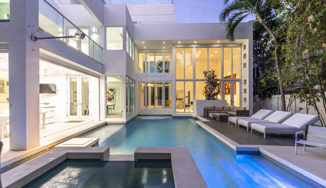Modern and luxuous Beach Mansion, heated salt water pool and spa.